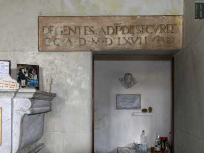 ...con ai due lati delle lastre in pietra che ricordano la costruzione dell�originaria cappella avvenuta nel 1567
